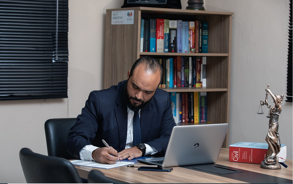 Benefits of Working With Lawyers in Your Business